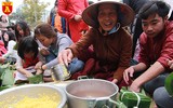 Học sinh Hà Nội thích thú gói bánh chưng ngày Tết